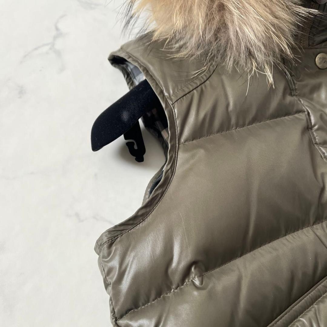 バーバリーブルーレーベル ノバチェック ファー付 ダウンベスト カーキ 緑 M