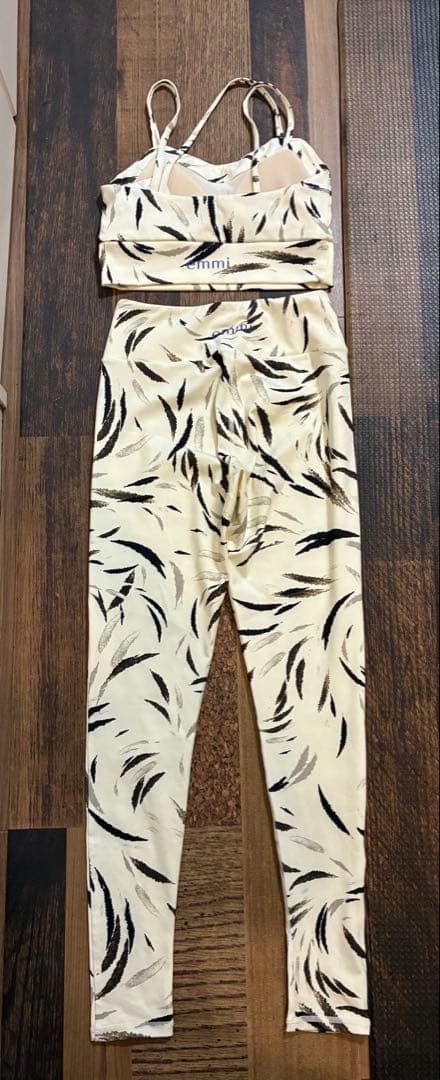 新品同　emmi yoga エミヨガ　ヨガウェア　フェザー柄　オフホワイト　S