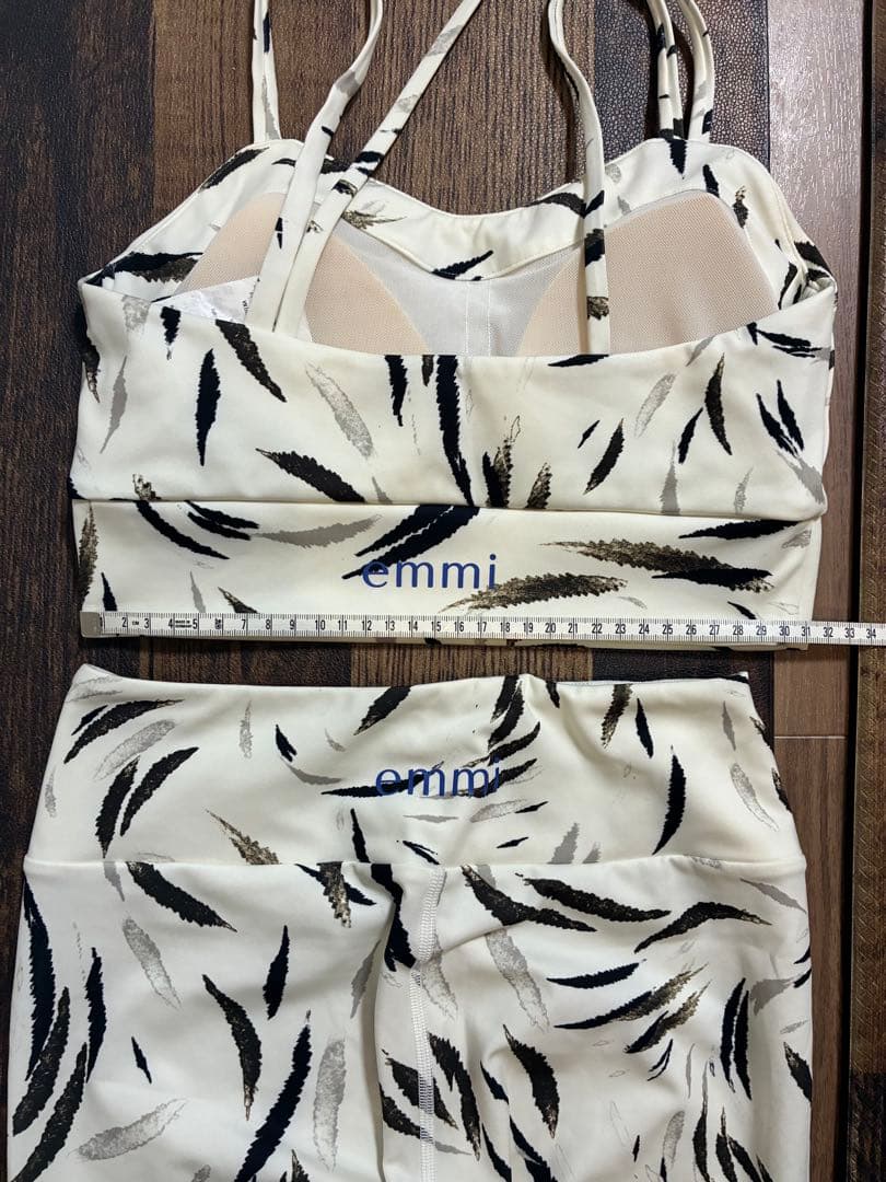 新品同　emmi yoga エミヨガ　ヨガウェア　フェザー柄　オフホワイト　S