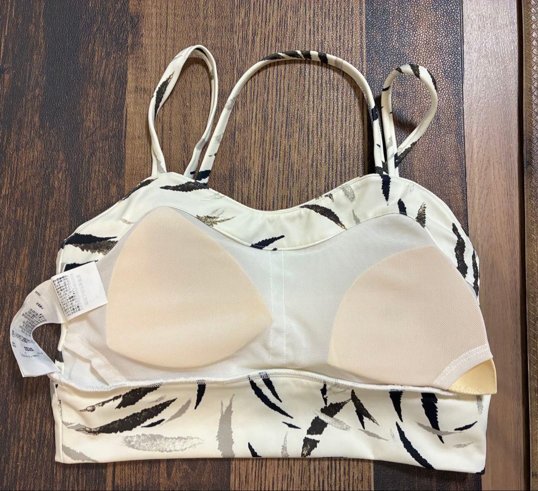 新品同　emmi yoga エミヨガ　ヨガウェア　フェザー柄　オフホワイト　S