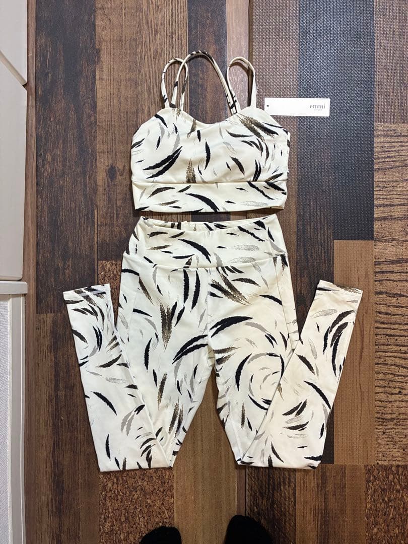 新品同　emmi yoga エミヨガ　ヨガウェア　フェザー柄　オフホワイト　S