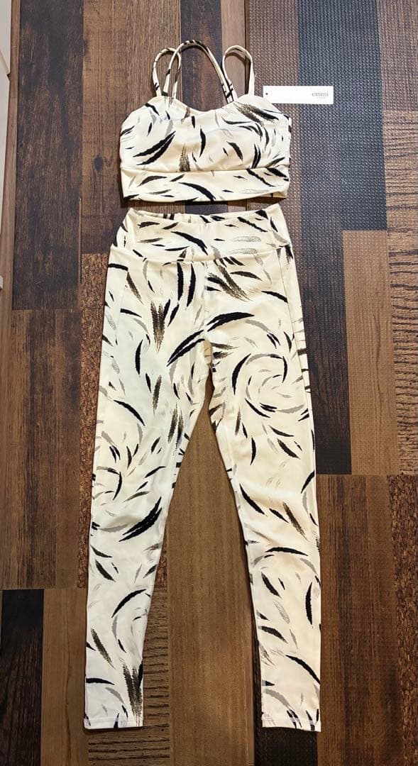 新品同　emmi yoga エミヨガ　ヨガウェア　フェザー柄　オフホワイト　S