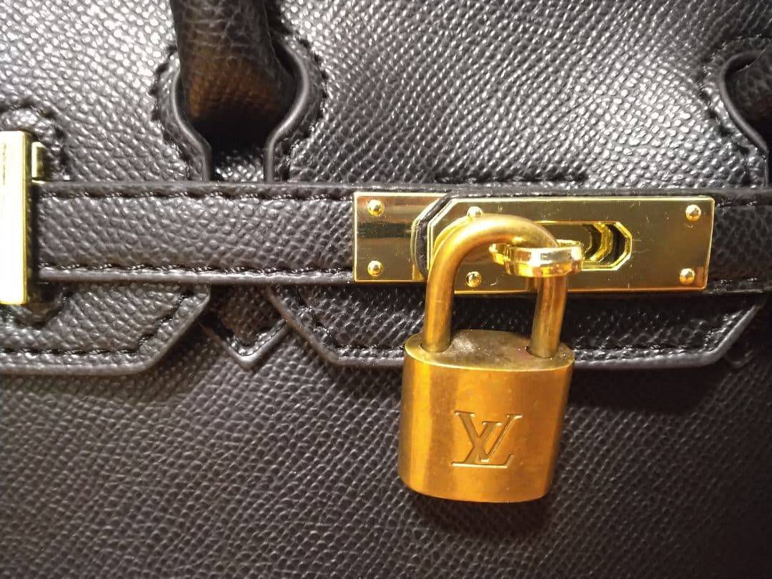 ルイヴィトン南京錠＋おまけノーブランドトートバッグ２５size黒＋ゴールド