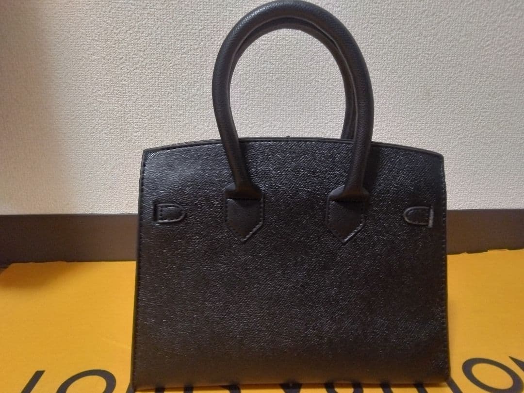 ルイヴィトン南京錠＋おまけノーブランドトートバッグ２５size黒＋ゴールド