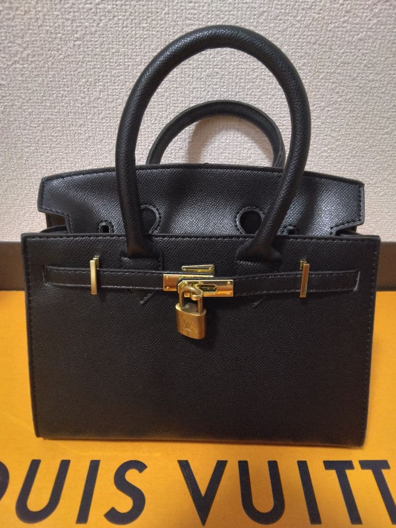 ルイヴィトン南京錠＋おまけノーブランドトートバッグ２５size黒＋ゴールド