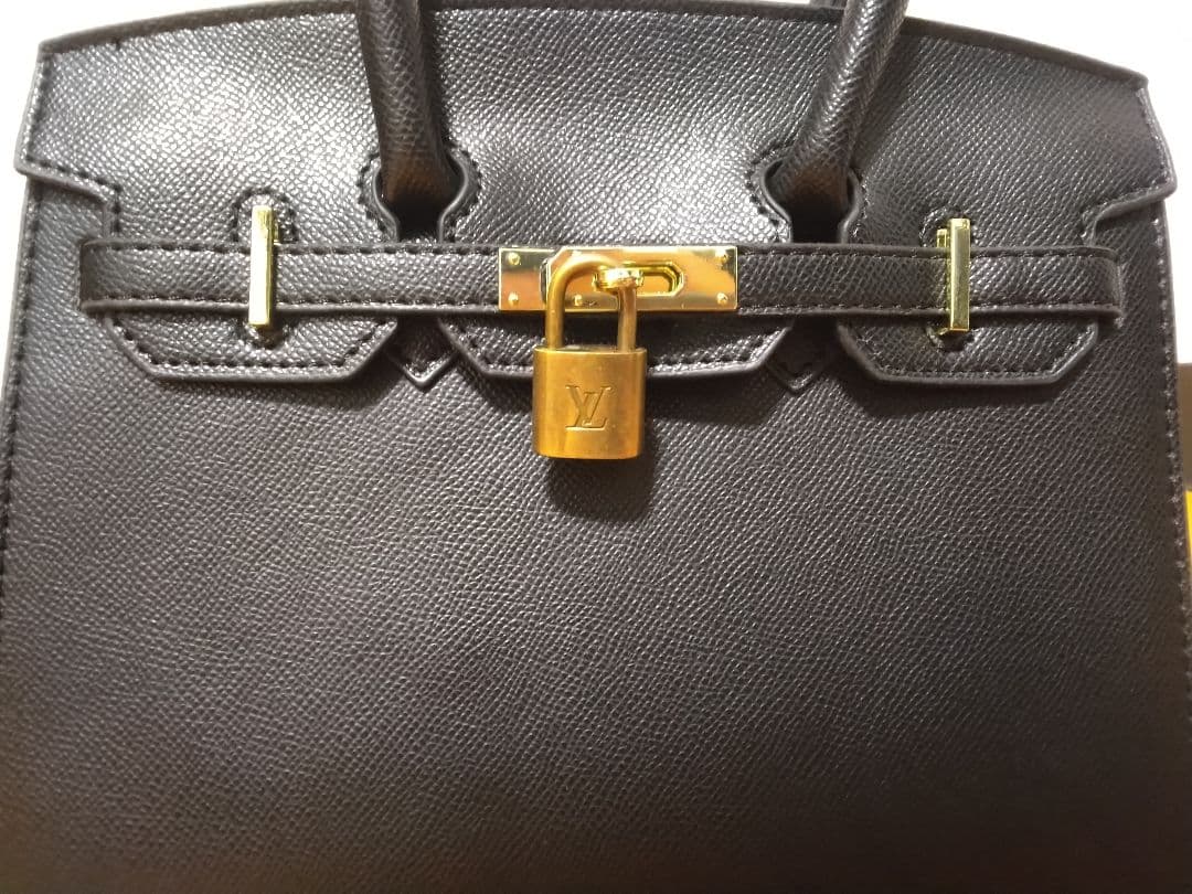 ルイヴィトン南京錠＋おまけノーブランドトートバッグ２５size黒＋ゴールド