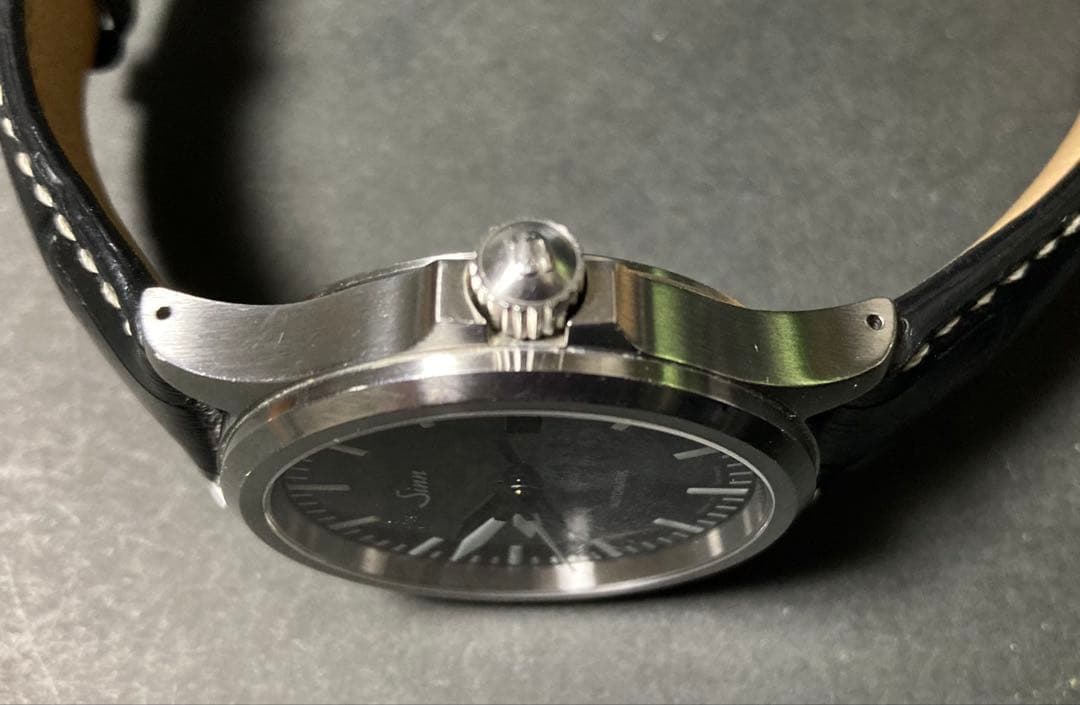 Sinn 556自動巻き時計 ブラックダイヤル 交換用ストラップ付き
