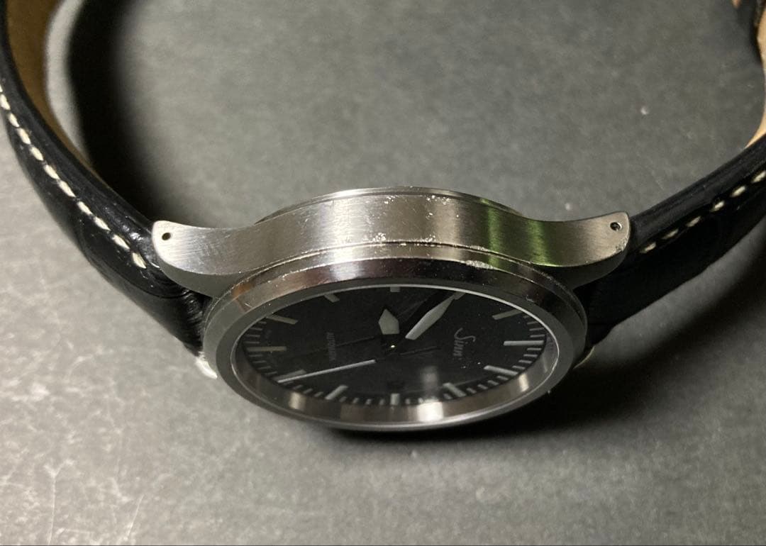 Sinn 556自動巻き時計 ブラックダイヤル 交換用ストラップ付き
