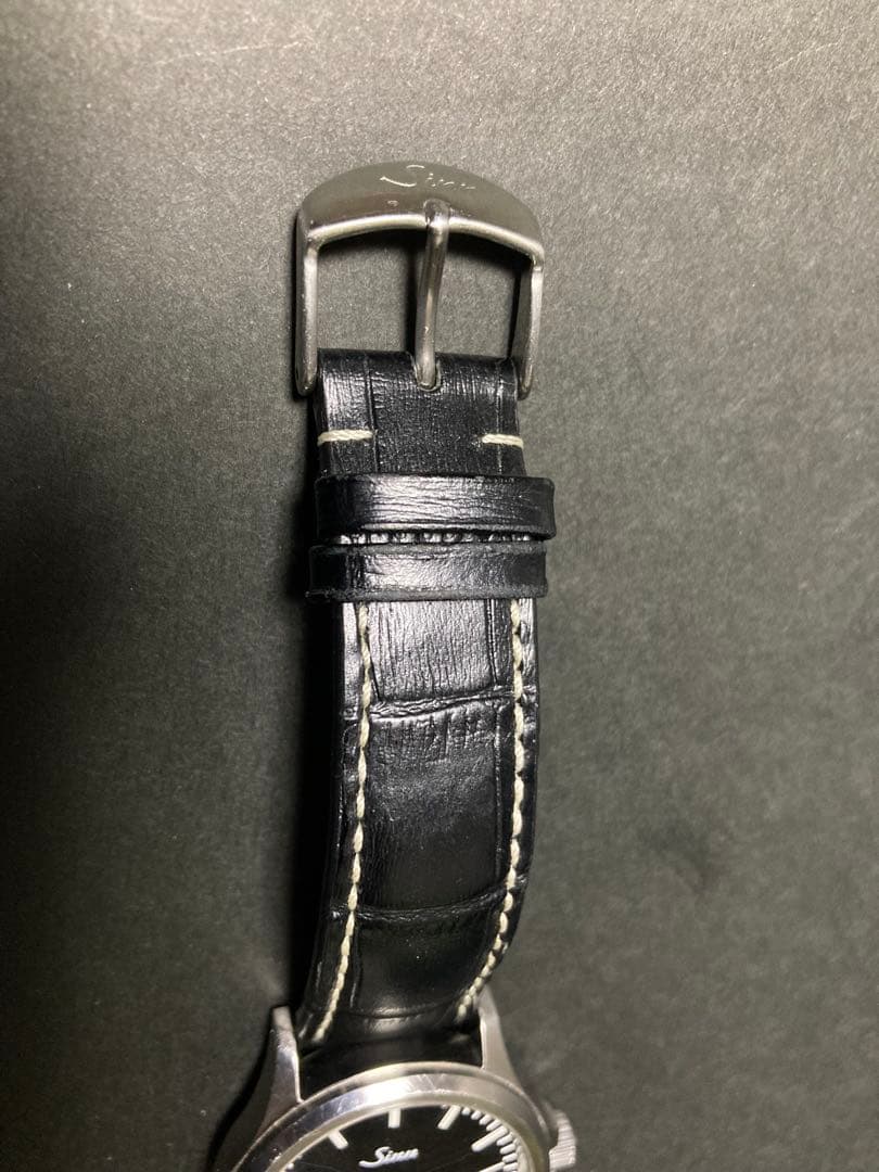 Sinn 556自動巻き時計 ブラックダイヤル 交換用ストラップ付き
