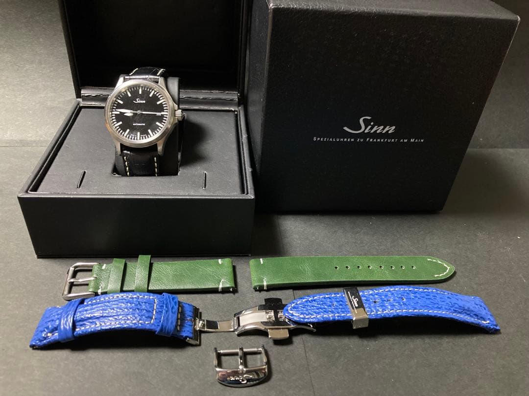 Sinn 556自動巻き時計 ブラックダイヤル 交換用ストラップ付き