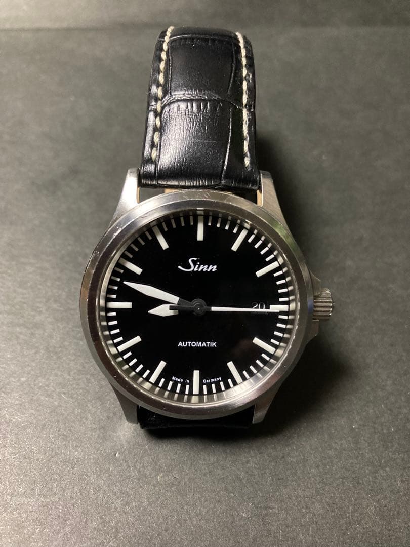 Sinn 556自動巻き時計 ブラックダイヤル 交換用ストラップ付き