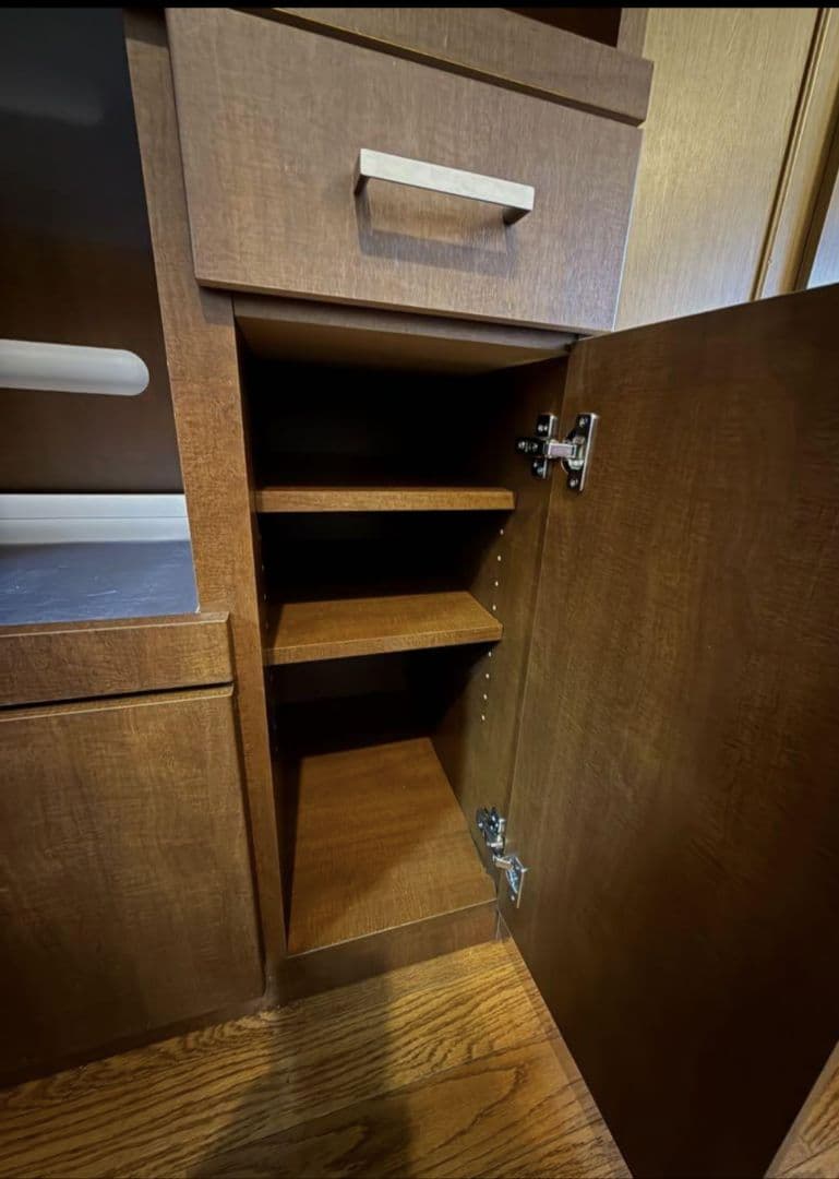 B-COMPANYビーカンパニー人気木製食器棚 ウォルナットブラウンガラス扉付き