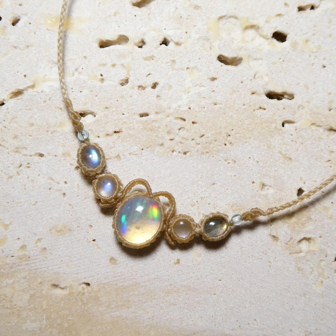 ちょこ　オパール・ムーンストーン・ラブラドライトのマクラメネックレス