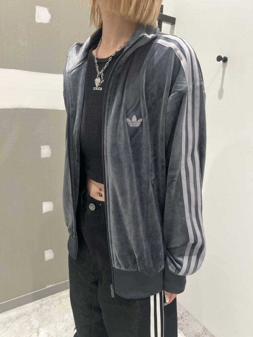 新品XS】当日発送アディダス　ファイヤーバード ベロアトラックトップ グレー