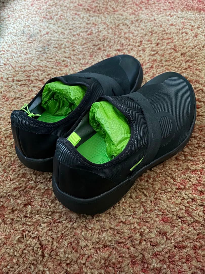 新品OOFOS OOmg ブラック/グリーン スポーツシューズ
