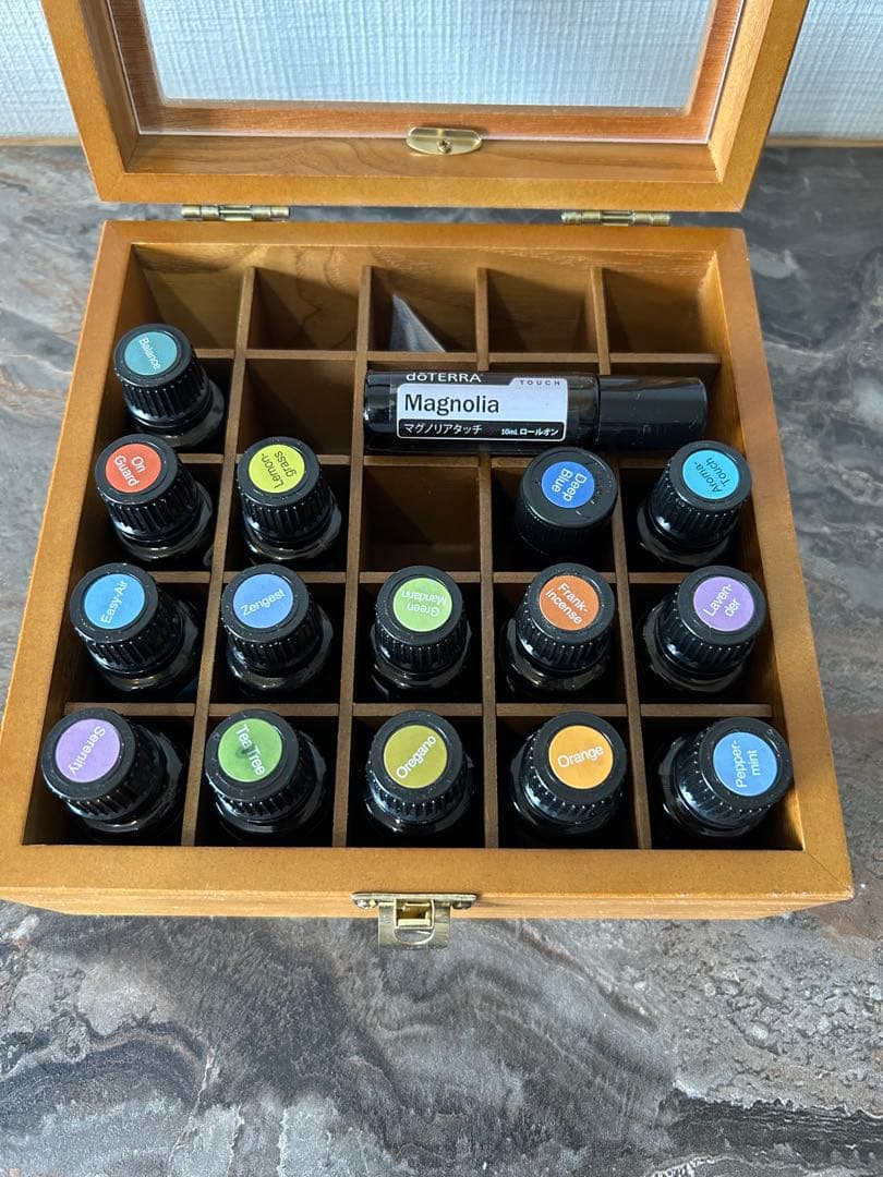 多種のエッセンシャルオイルdoTERRAの木製ボックスセット。