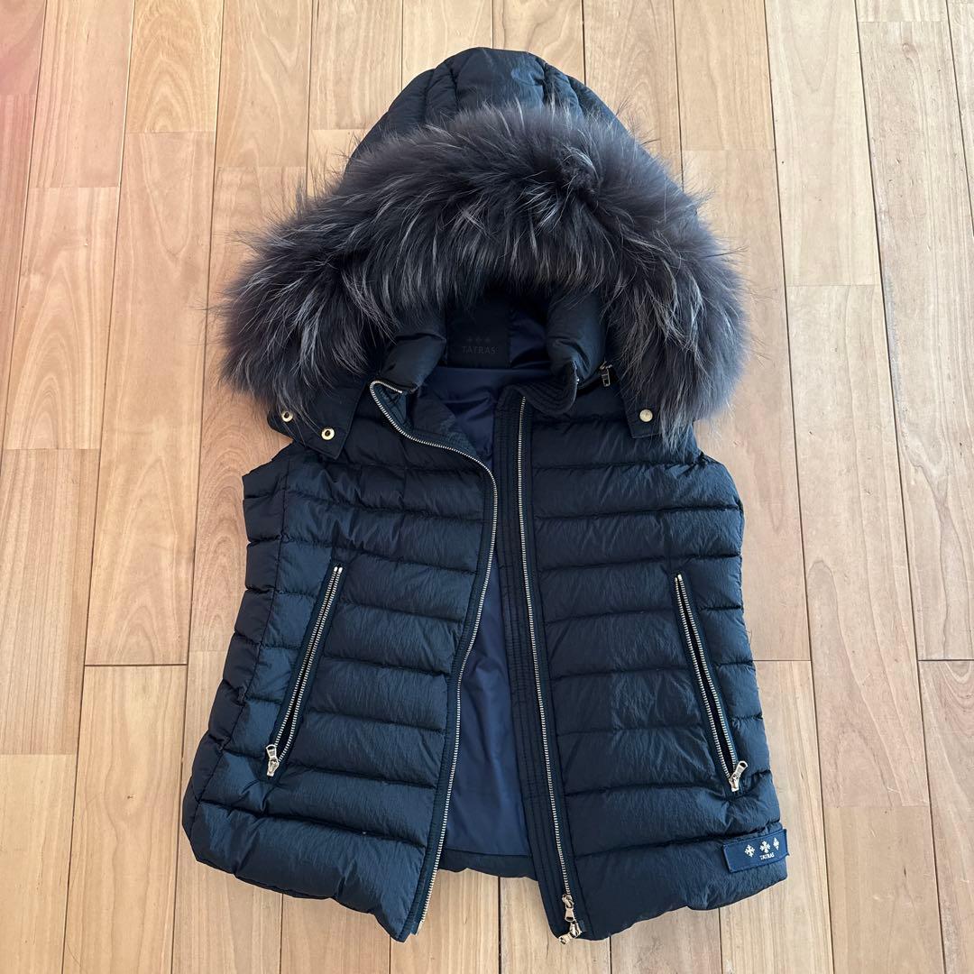 ゆき　TATRAS ネイビー ダウンベスト ファーフード付き　01