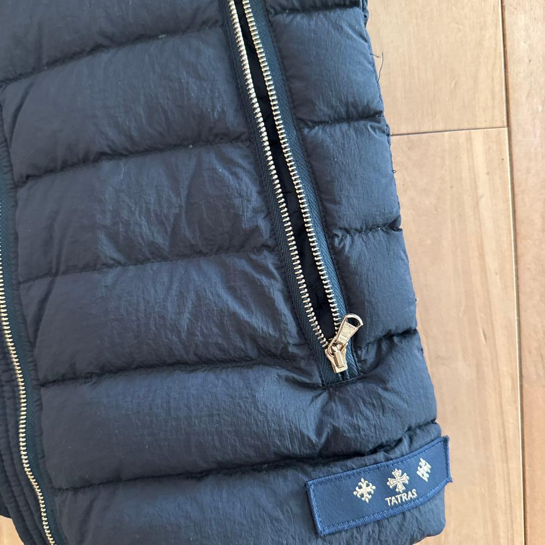 ゆき　TATRAS ネイビー ダウンベスト ファーフード付き　01