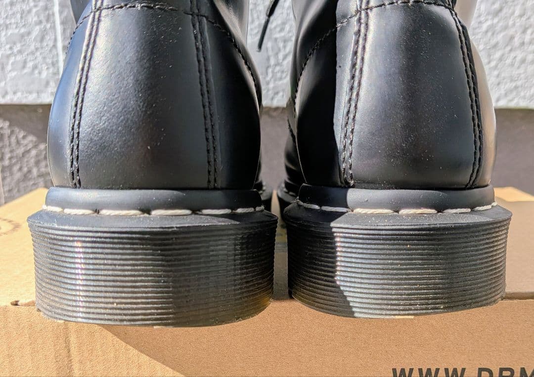 ドクターマーチン 1460 ホワイトステ ッチ 8ホール UK7