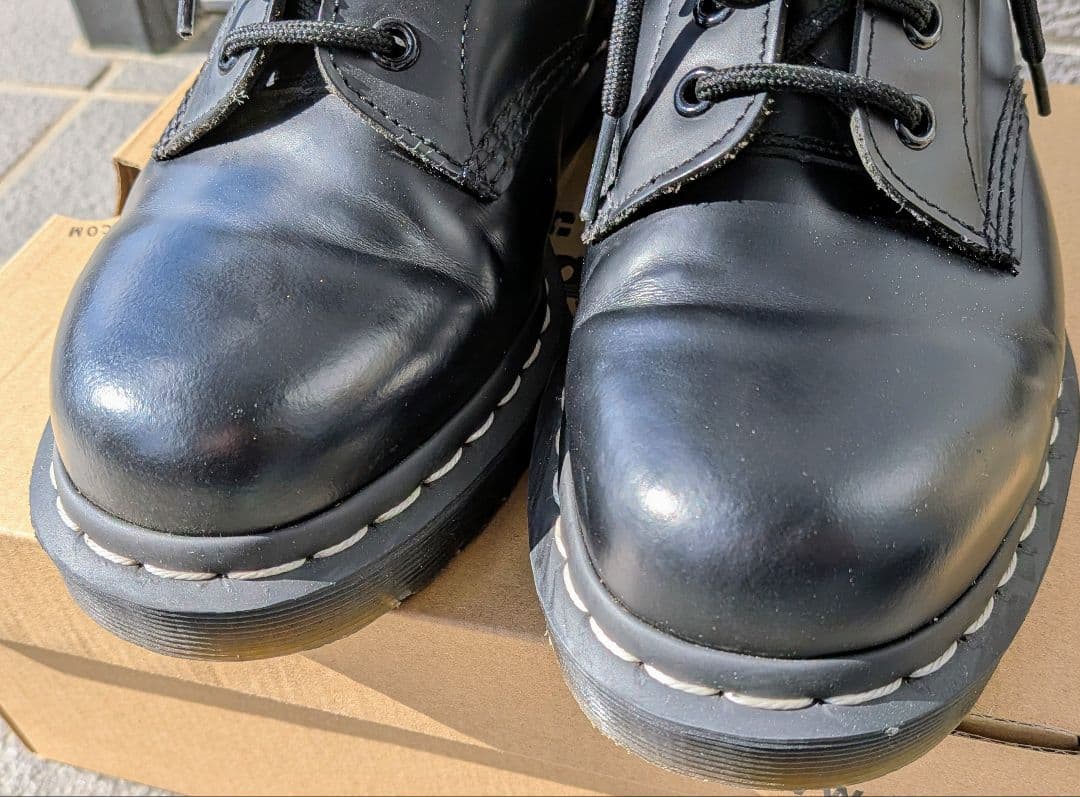 ドクターマーチン 1460 ホワイトステ ッチ 8ホール UK7