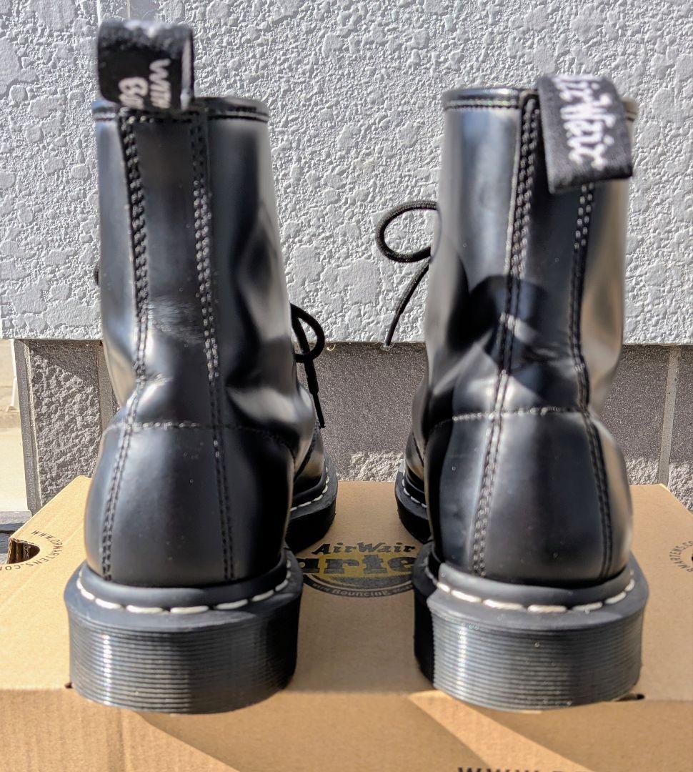 ドクターマーチン 1460 ホワイトステ ッチ 8ホール UK7