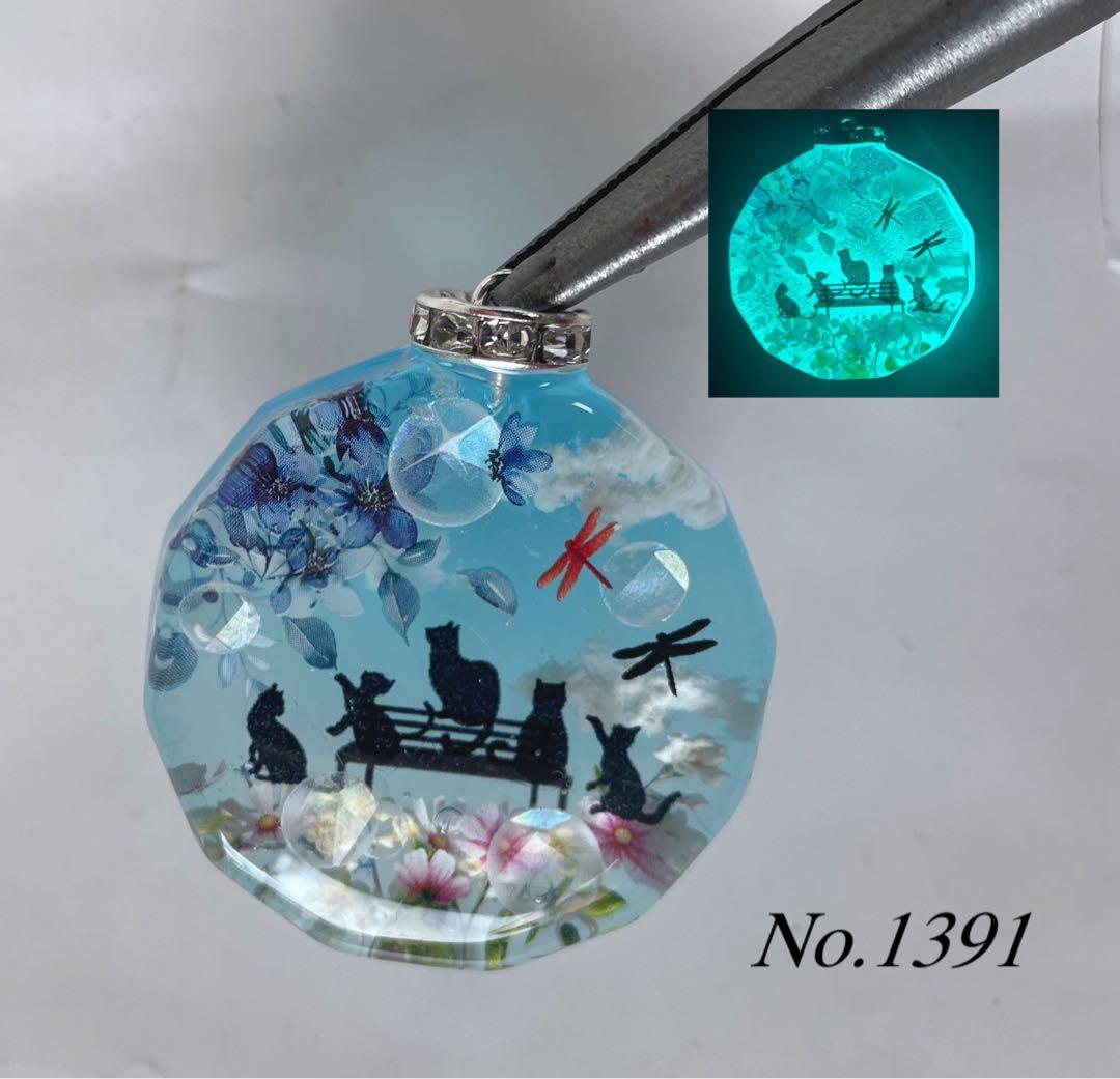 RUKURUKU/ハロウィンの夜のシマエナガ　蓄光　オルゴナイトネックレス