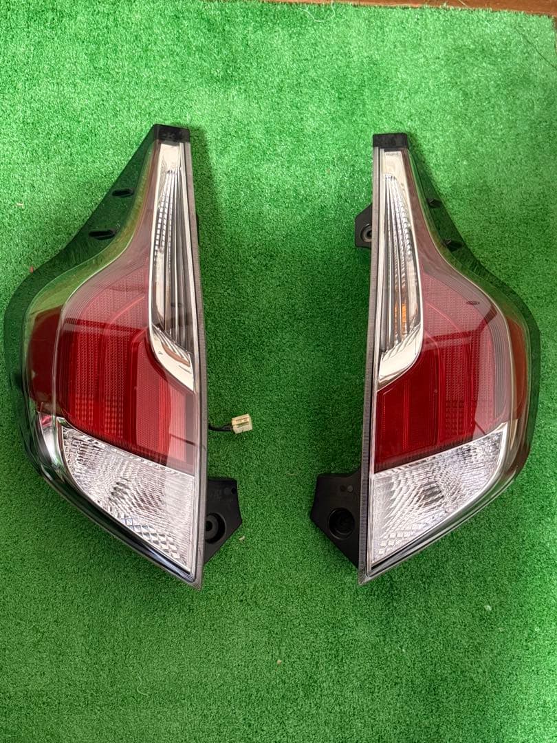 トヨタ アクア　NHP10 テールライト　2016年