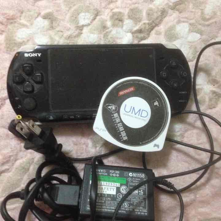 PSP(黒)メタルギアカセット付き 充電器付き