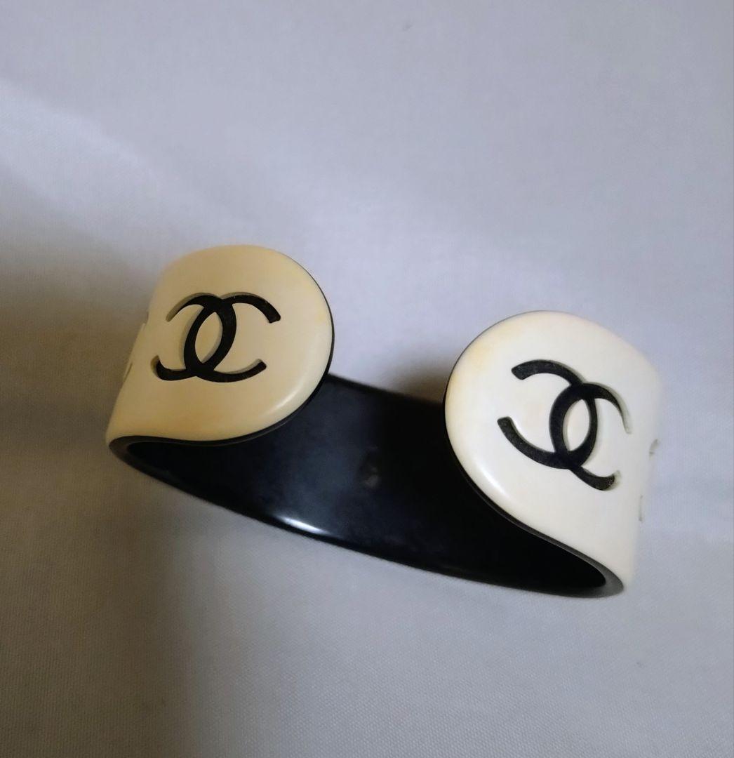 CHANEL ロゴ入りバングル アイボリー/ブラック
