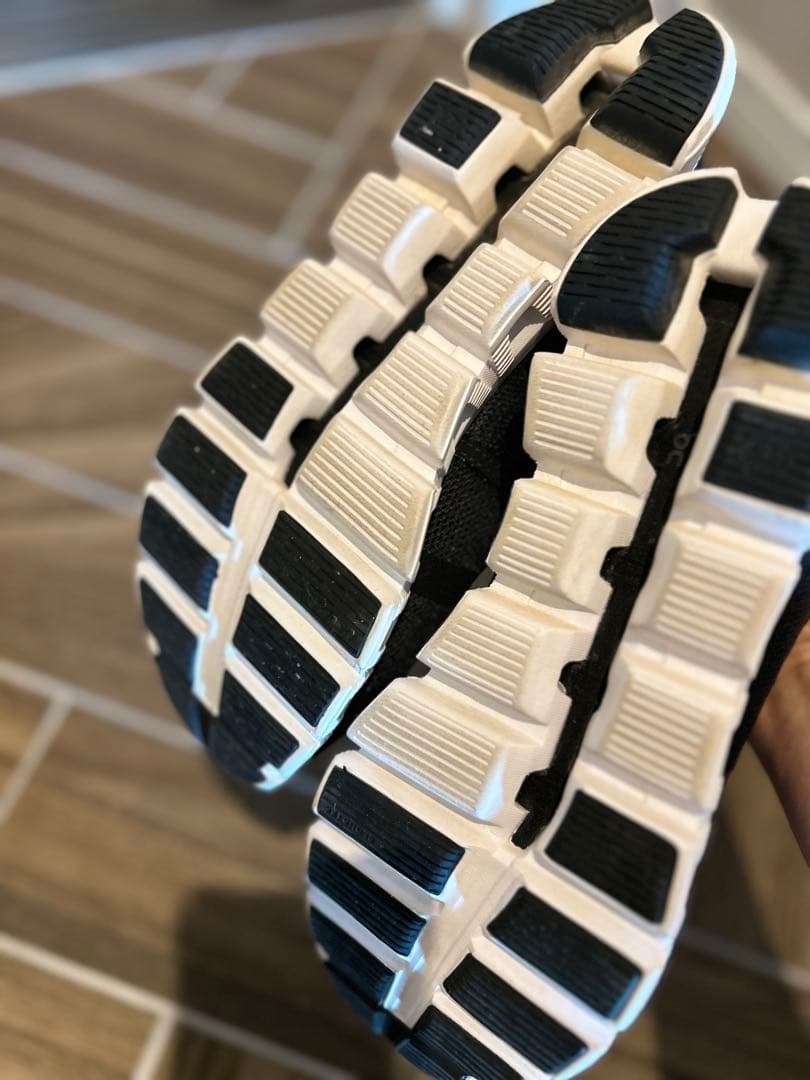 On ランニングシューズ ブラック24センチ