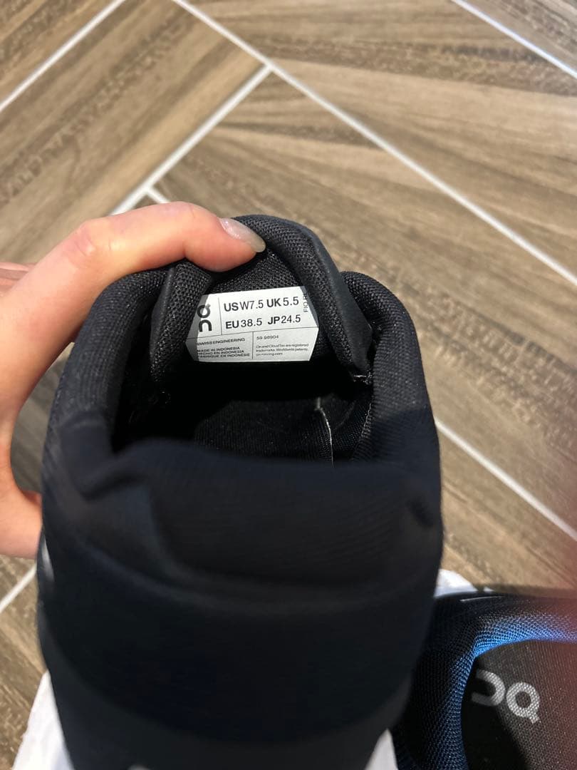 On ランニングシューズ ブラック24センチ