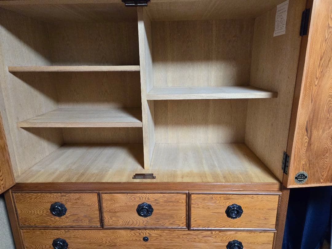 屋久杉の木製タンス 幅105cm 奥行き45cm 高さ180cm うるし塗り