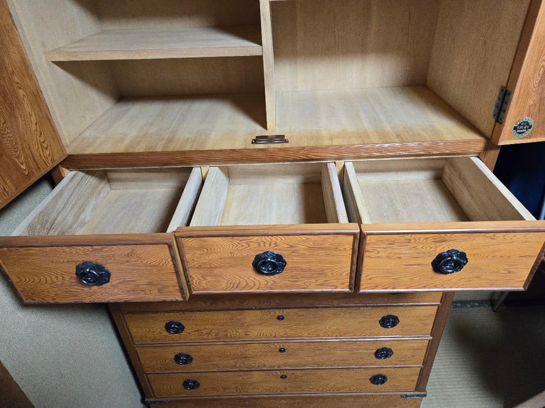 屋久杉の木製タンス 幅105cm 奥行き45cm 高さ180cm うるし塗り