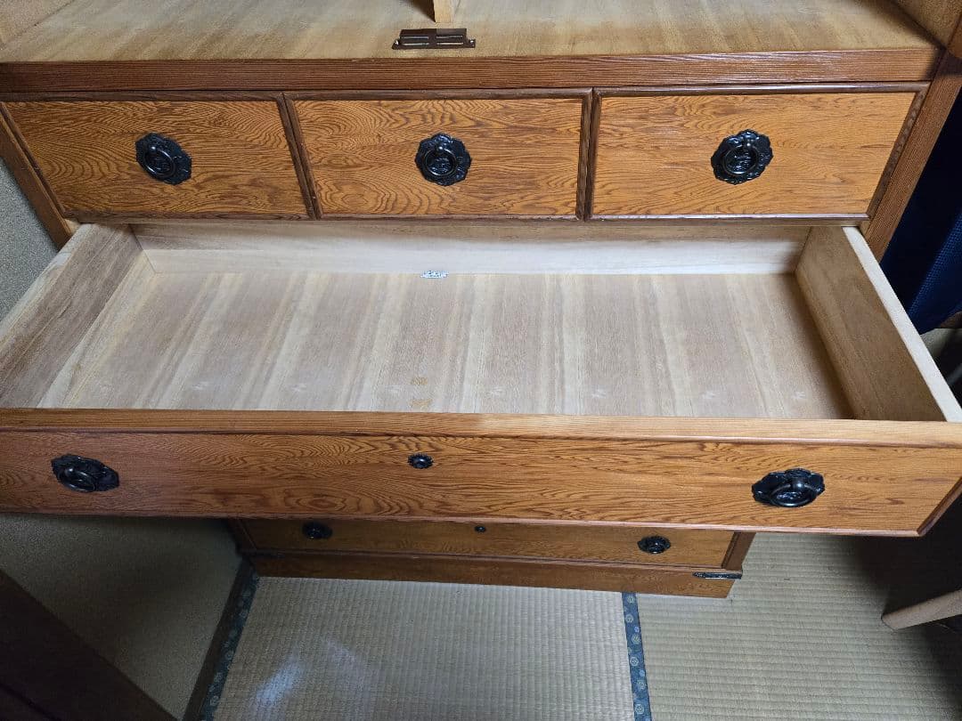 屋久杉の木製タンス 幅105cm 奥行き45cm 高さ180cm うるし塗り