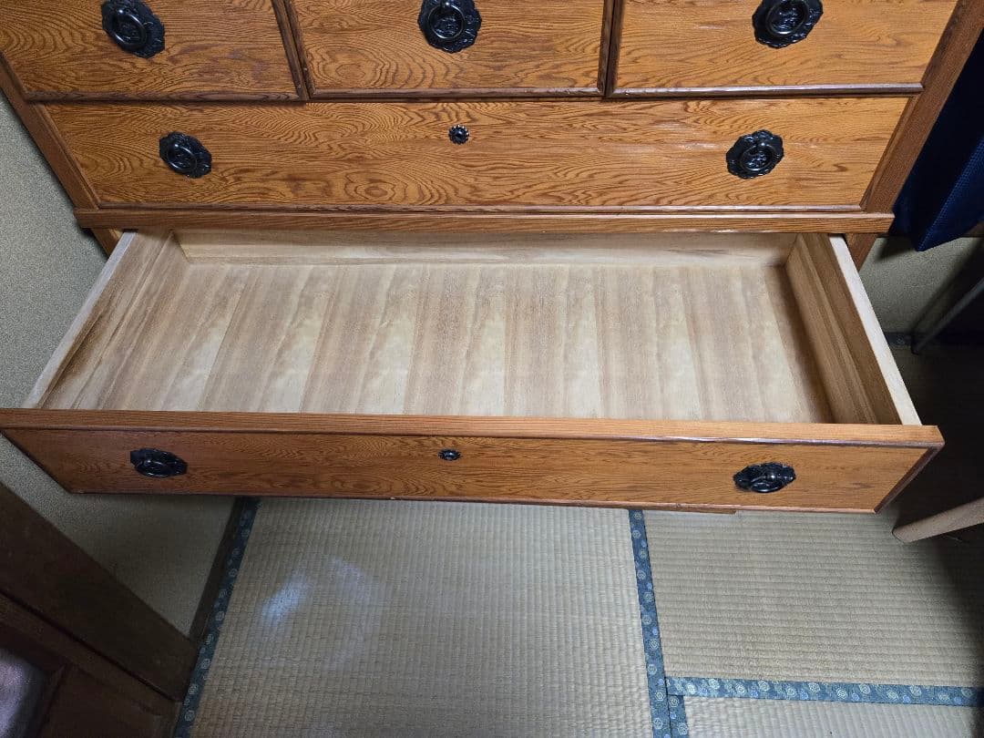 屋久杉の木製タンス 幅105cm 奥行き45cm 高さ180cm うるし塗り