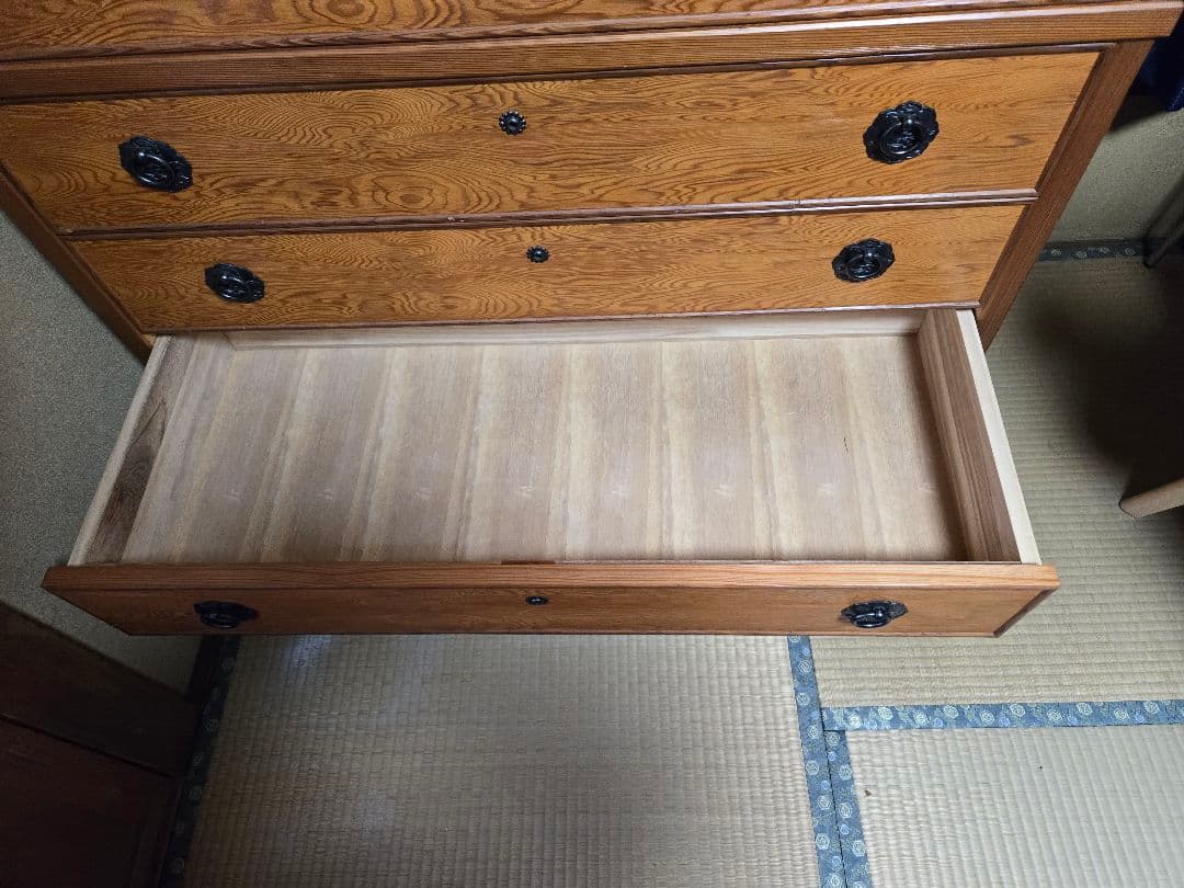 屋久杉の木製タンス 幅105cm 奥行き45cm 高さ180cm うるし塗り