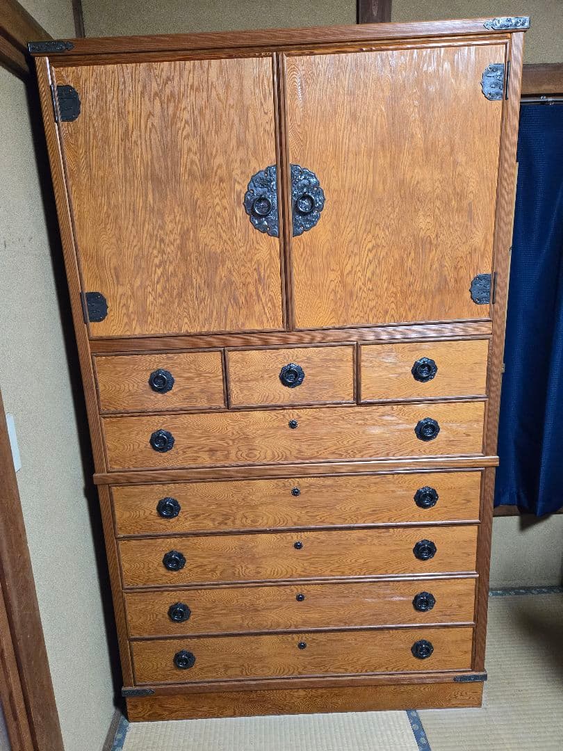 屋久杉の木製タンス 幅105cm 奥行き45cm 高さ180cm うるし塗り