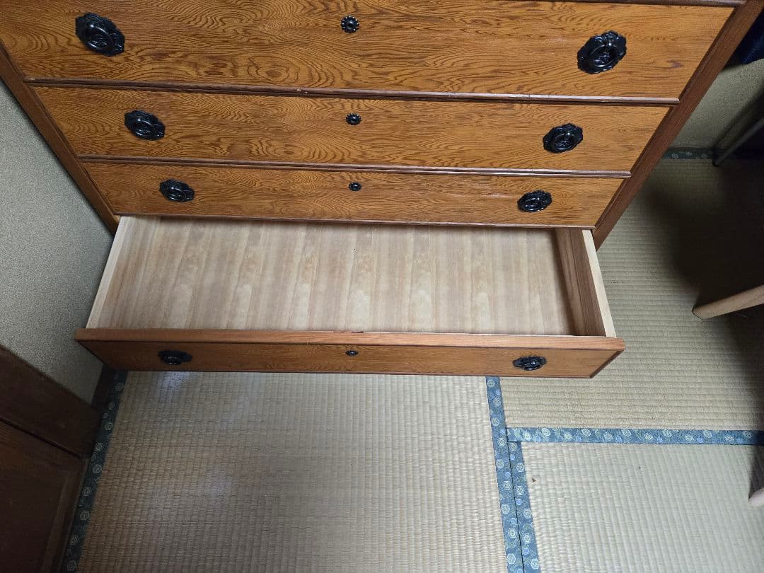 屋久杉の木製タンス 幅105cm 奥行き45cm 高さ180cm うるし塗り