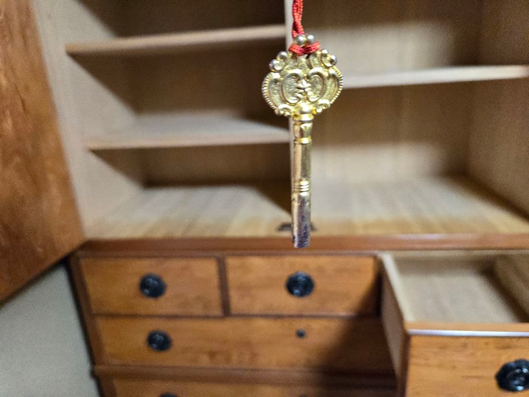 屋久杉の木製タンス 幅105cm 奥行き45cm 高さ180cm うるし塗り