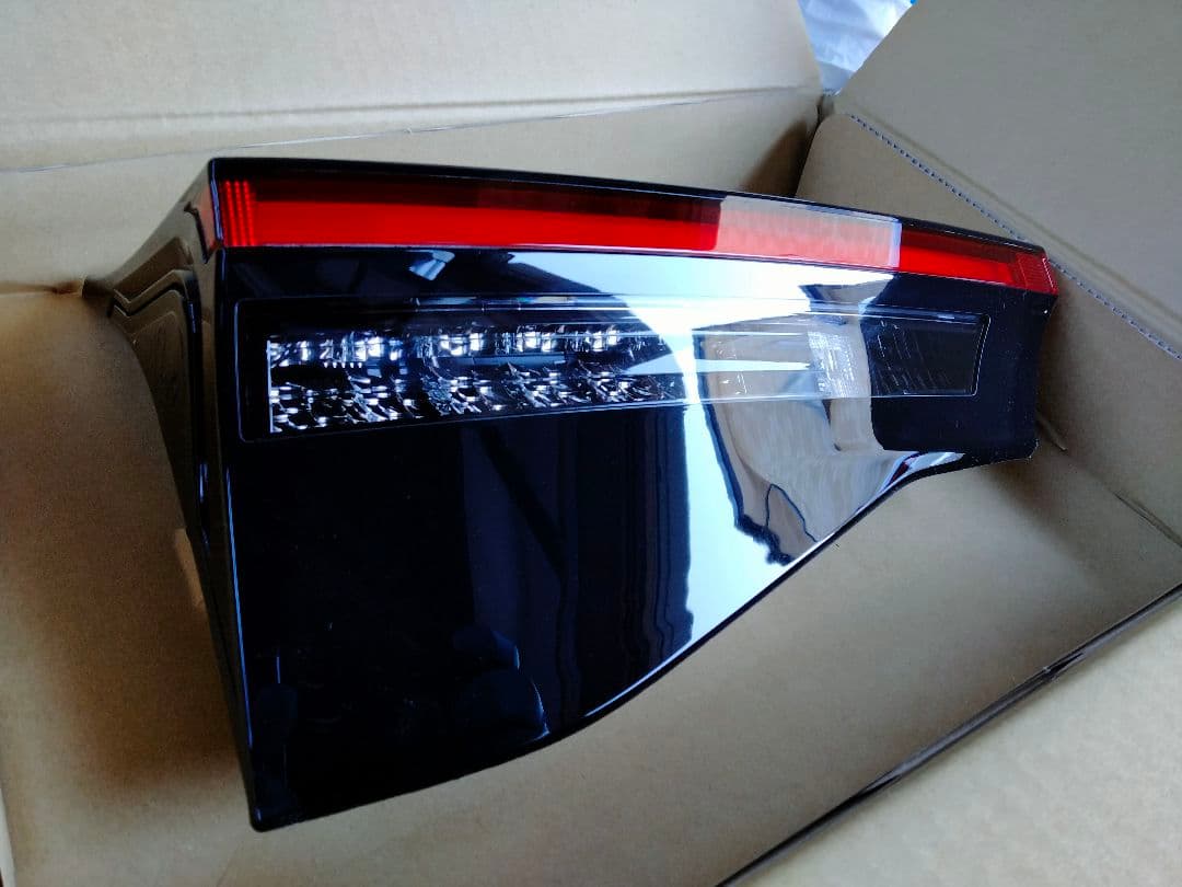 ヤリスクロス　MXPJ10　左テールレンズ 2点