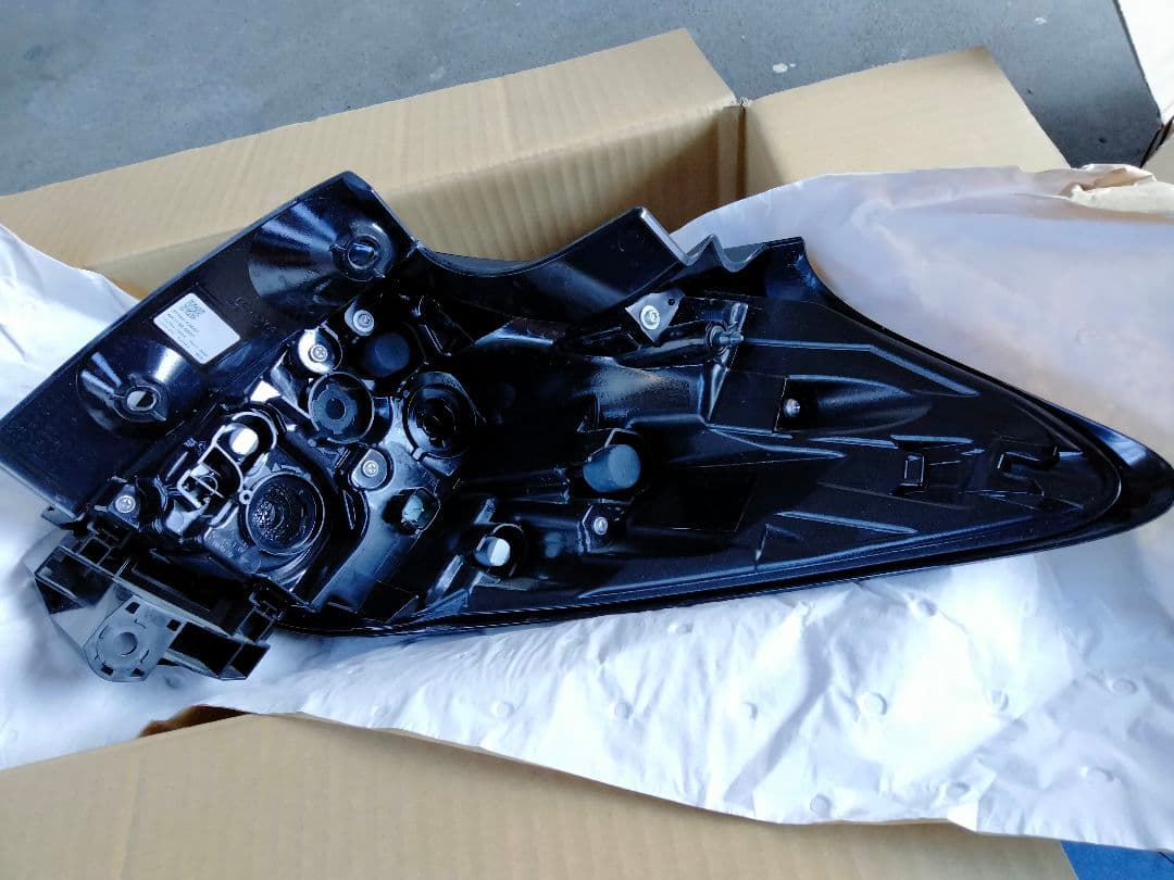 ヤリスクロス　MXPJ10　左テールレンズ 2点