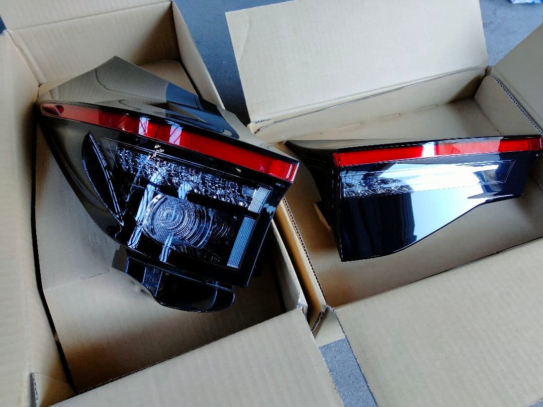 ヤリスクロス　MXPJ10　左テールレンズ 2点