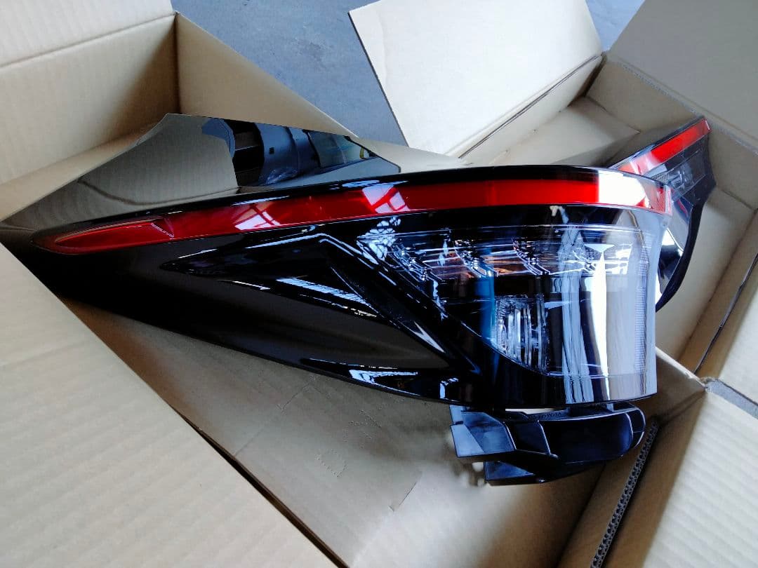 ヤリスクロス　MXPJ10　左テールレンズ 2点