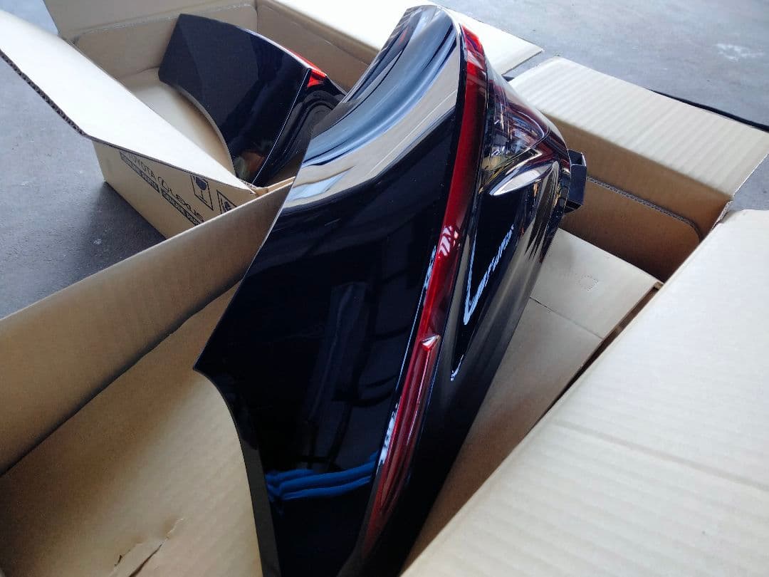 ヤリスクロス　MXPJ10　左テールレンズ 2点