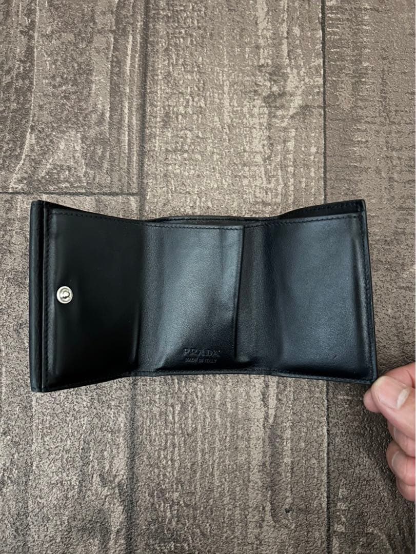 PRADA 三つ折り財布　BLACK レザー