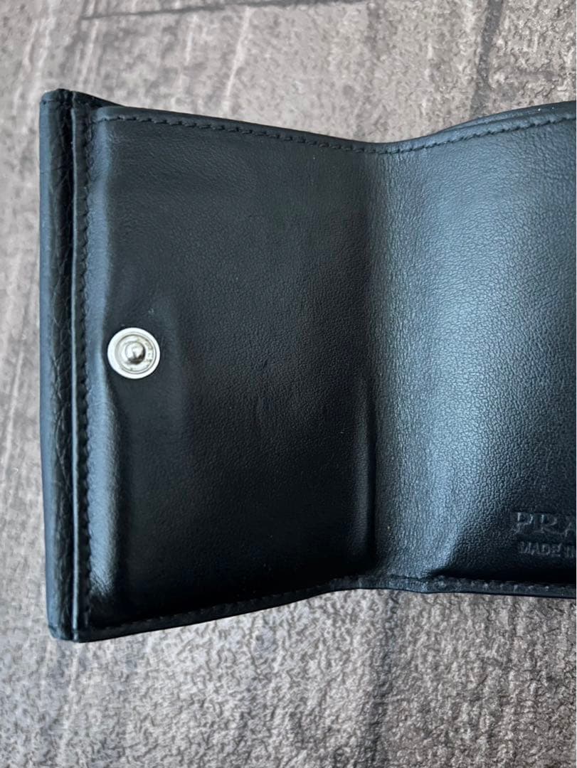 PRADA 三つ折り財布　BLACK レザー