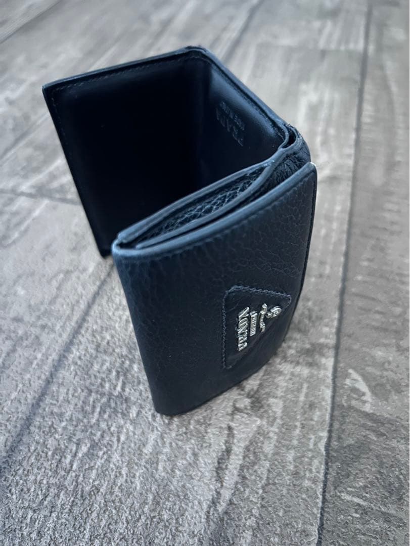 PRADA 三つ折り財布　BLACK レザー