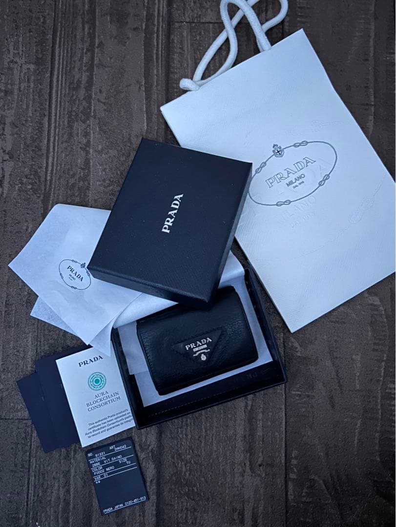 PRADA 三つ折り財布　BLACK レザー