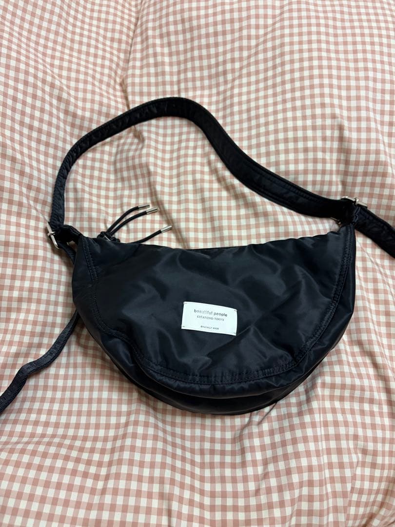 【beautiful people】　ナイロンムーンショルダーバッグ