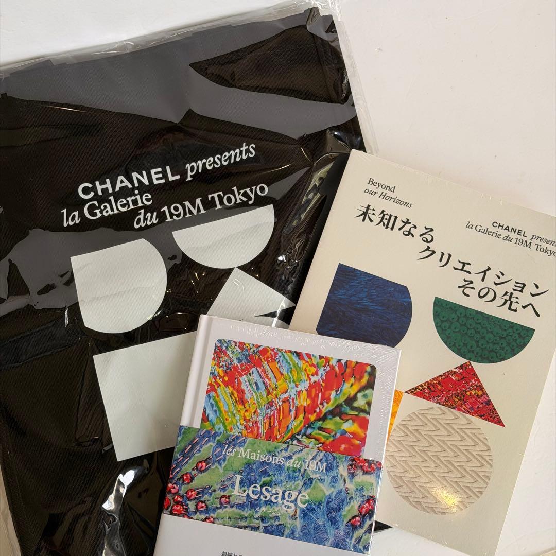 CHANEL la Galerie du 19M Tokyo トートバックと本